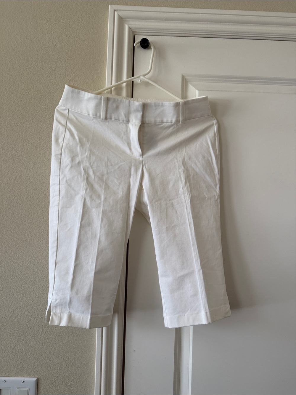 Ann Taylor White Cropped Capri Pants
